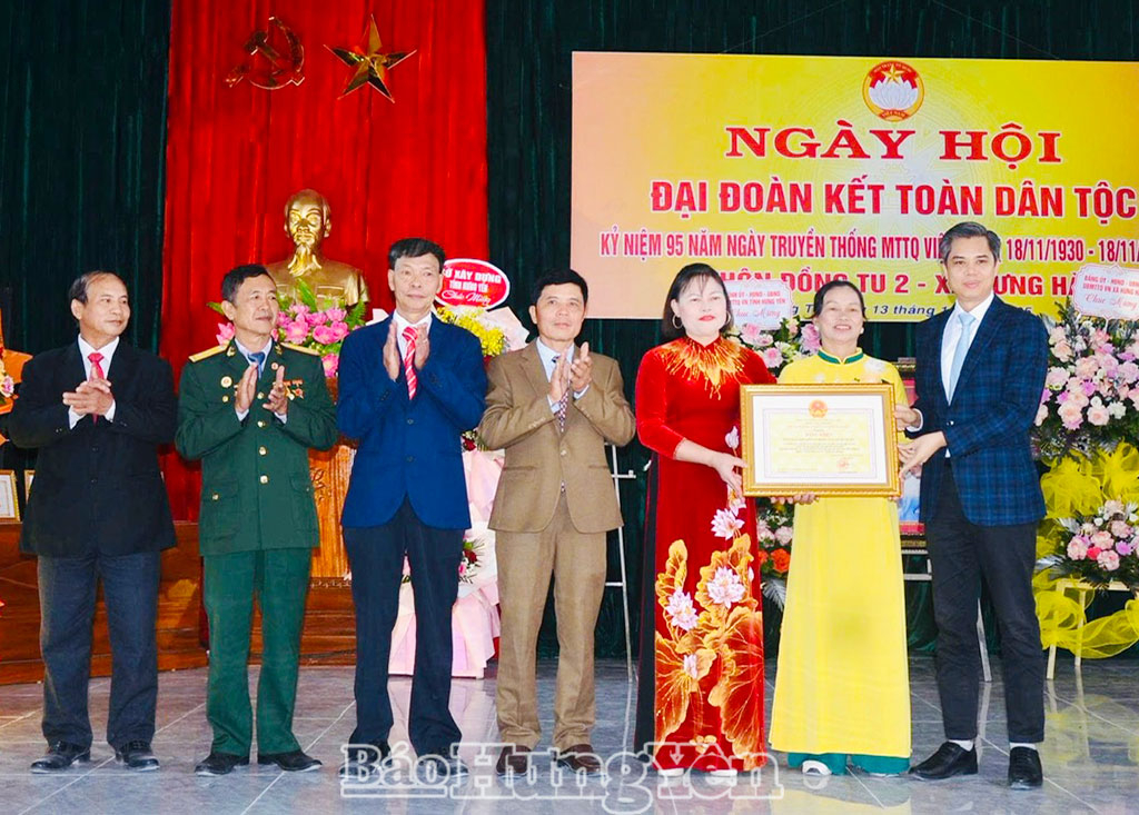 Đồng chí Trưởng ban Tuyên giáo và Dân vận Tỉnh ủy dự Ngày hội Đại đoàn kết toàn dân tộc tại thôn Đồng Tu 2
