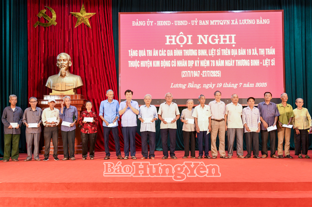 Đồng chí Trần Quốc Toản, Phó Bí thư Thường trực Tỉnh ủy tặng quà, tri ân các gia đình thương binh, liệt sĩ