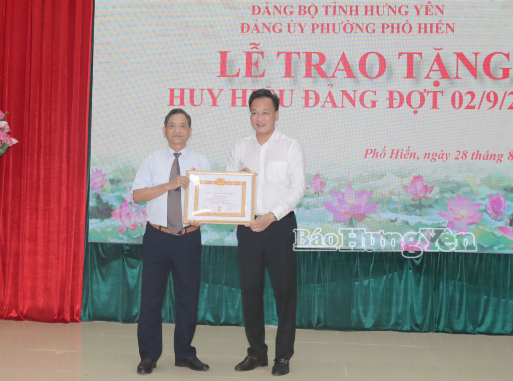 Đồng chí Bí thư Tỉnh ủy Nguyễn Hữu Nghĩa dự lễ trao Huy hiệu Đảng đợt 2/9 tại phường Phố Hiến