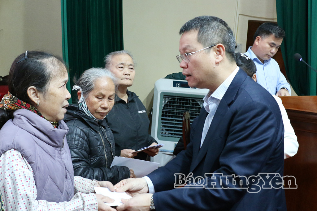 Đồng chí Phó Chủ nhiệm Ủy ban Kiểm tra Trung ương Nguyễn Mạnh Hùng trao quà Tết tại xã Tân Thuận