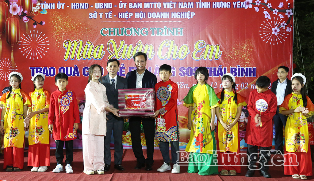 Đồng chí Bí thư Tỉnh ủy Nguyễn Hữu Nghĩa cùng các đồng chí lãnh đạo tỉnh dự chương trình “Mùa Xuân cho em” tại Làng trẻ em SOS Thái Bình