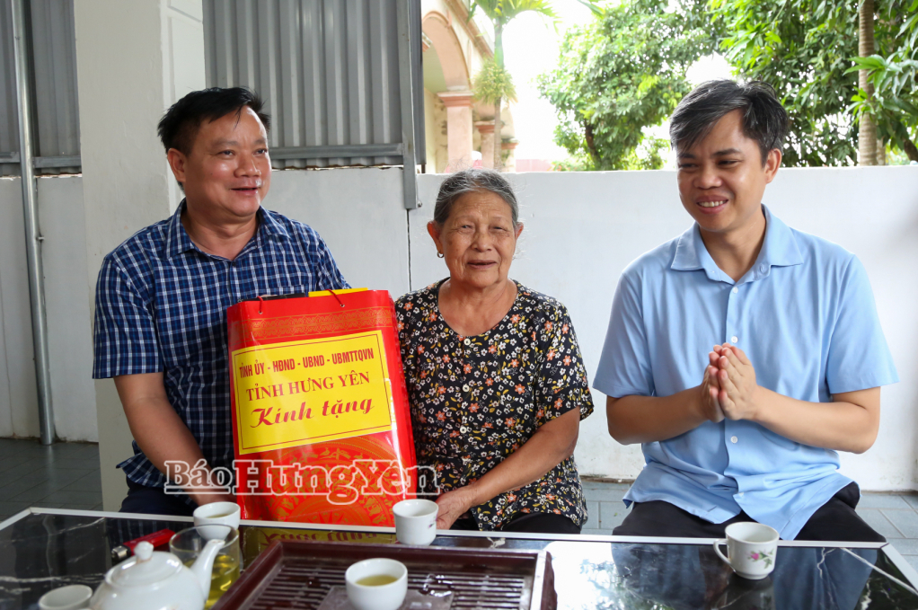 Đồng chí Chủ tịch UBND tỉnh Nguyễn Khắc Thận thăm, tặng quà người có công với cách mạng 