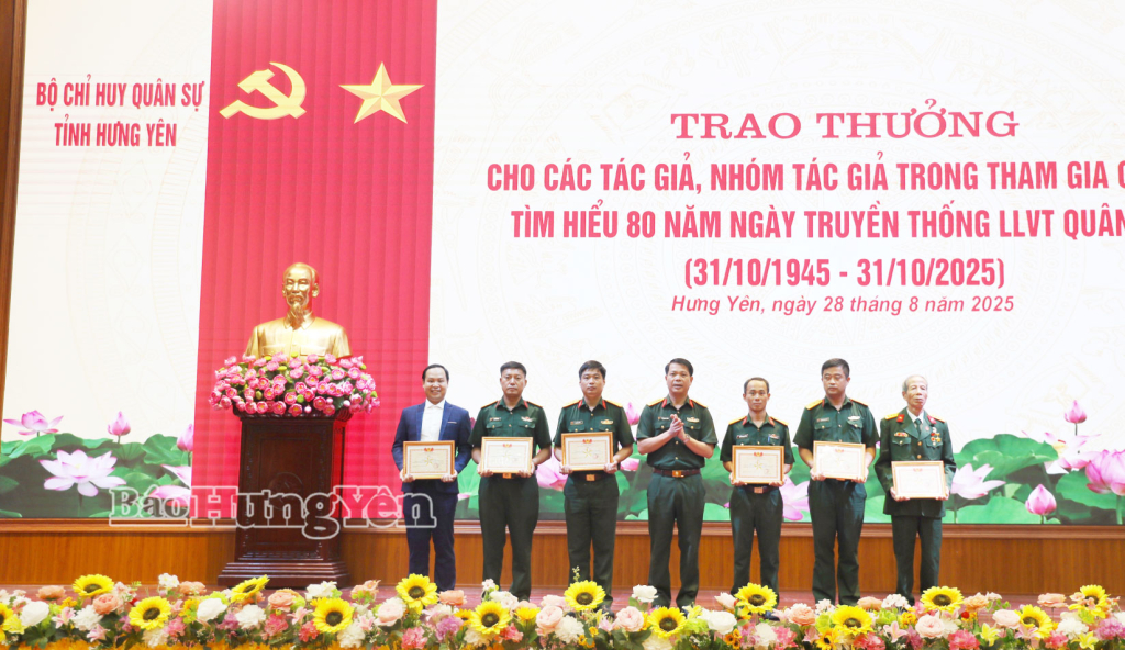 Bộ Chỉ huy Quân sự tỉnh: Trao giải cuộc thi tìm hiểu 80 năm Ngày truyền thống lực lượng vũ trang Quân khu 3