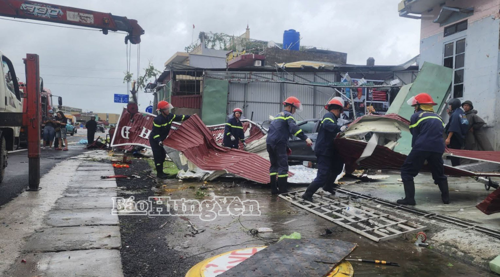 Khẩn trương khắc phục hậu quả giông lốc, mưa bão do bão số 10