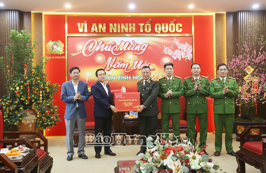 Đồng chí Chủ tịch UBND tỉnh Phạm Quang Ngọc thăm, chúc Tết, kiểm tra các đơn vị làm nhiệm vụ dịp Tết 