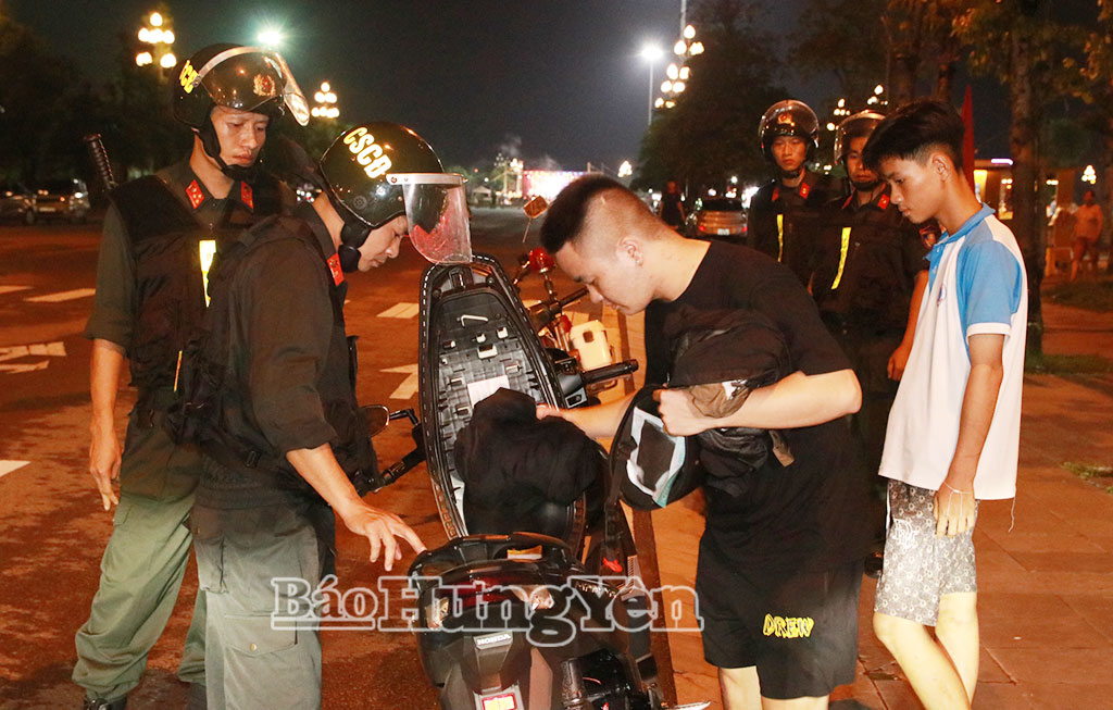 Đấu tranh, trấn áp tội phạm gây rối trật tự công cộng