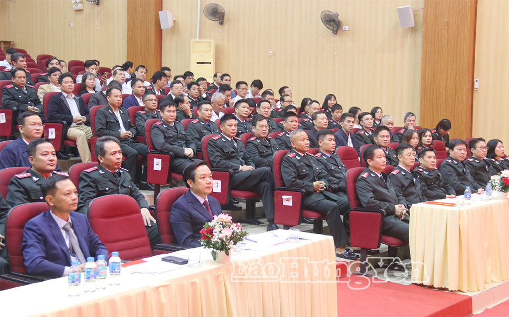 Đồng chí Chủ tịch UBND tỉnh Phạm Quang Ngọc trao Huy hiệu Đảng đợt 7/11 tại Đảng bộ Thanh tra tỉnh