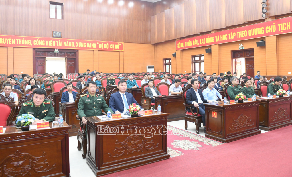 Trao tặng tượng chân dung Chủ tịch Hồ Chí Minh cho các xã, phường