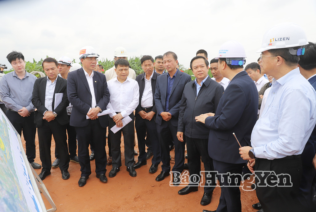 Đồng chí Chủ tịch UBND tỉnh Phạm Quang Ngọc kiểm tra, động viên các đơn vị thi công một số công trình giao thông trọng điểm