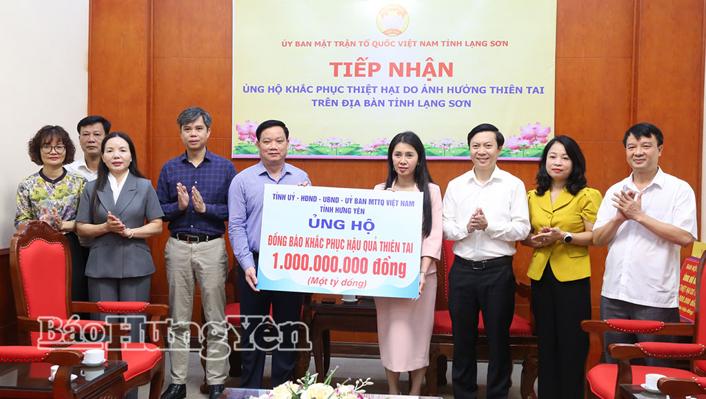 Đoàn công tác của tỉnh Hưng Yên trao kinh phí hỗ trợ nhân dân các tỉnh khắc phục hậu quả thiên tai