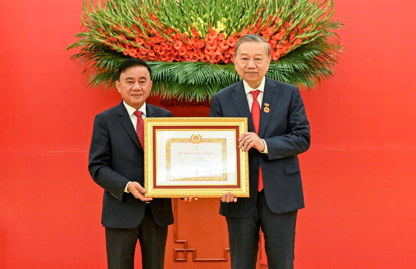 Trao Huy hiệu 45 năm tuổi đảng tặng đồng chí Tổng Bí thư Tô Lâm