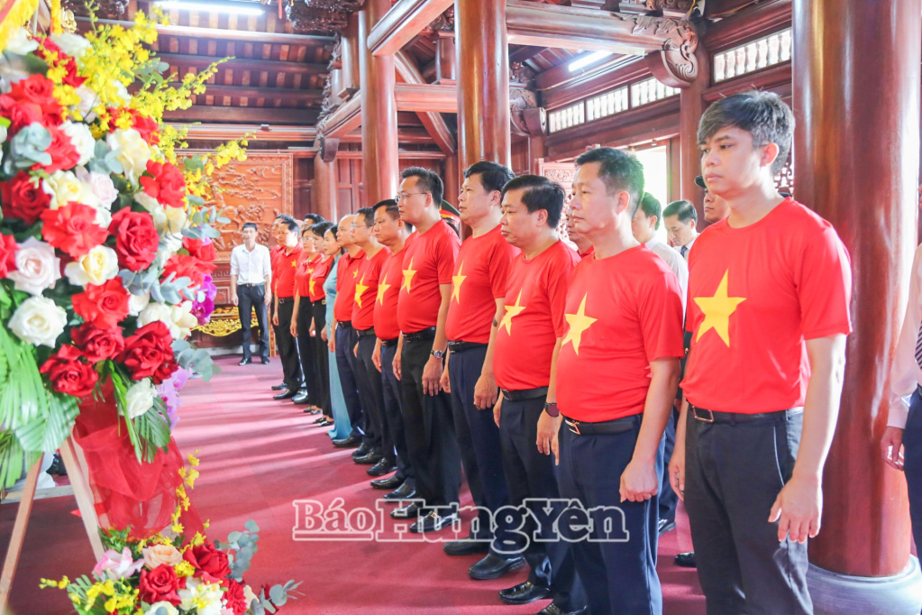 Dâng hương, dâng hoa tưởng niệm Chủ tịch Hồ Chí Minh, đồng chí Nguyễn Đức Cảnh, Tổng Bí thư Nguyễn Văn Linh, các Mẹ Việt Nam anh hùng, các anh hùng liệt sĩ