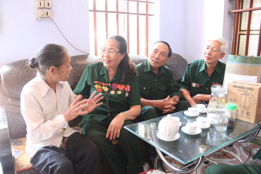 Thăm, tặng quà  hội viên Hội cựu Thanh niên xung phong