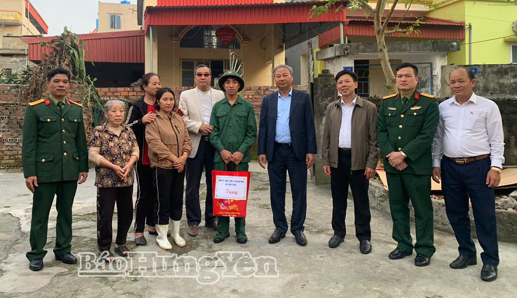 Xã Thái Thụy: Thăm, tặng quà thanh niên chuẩn bị nhập ngũ có hoàn cảnh khó khăn