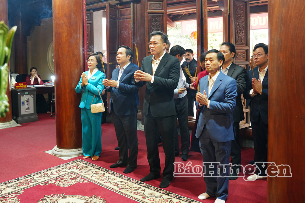 Các đồng chí lãnh đạo tỉnh dâng hương tại Đền thờ Triệu Việt Vương và Đền Hoá - Dạ Trạch