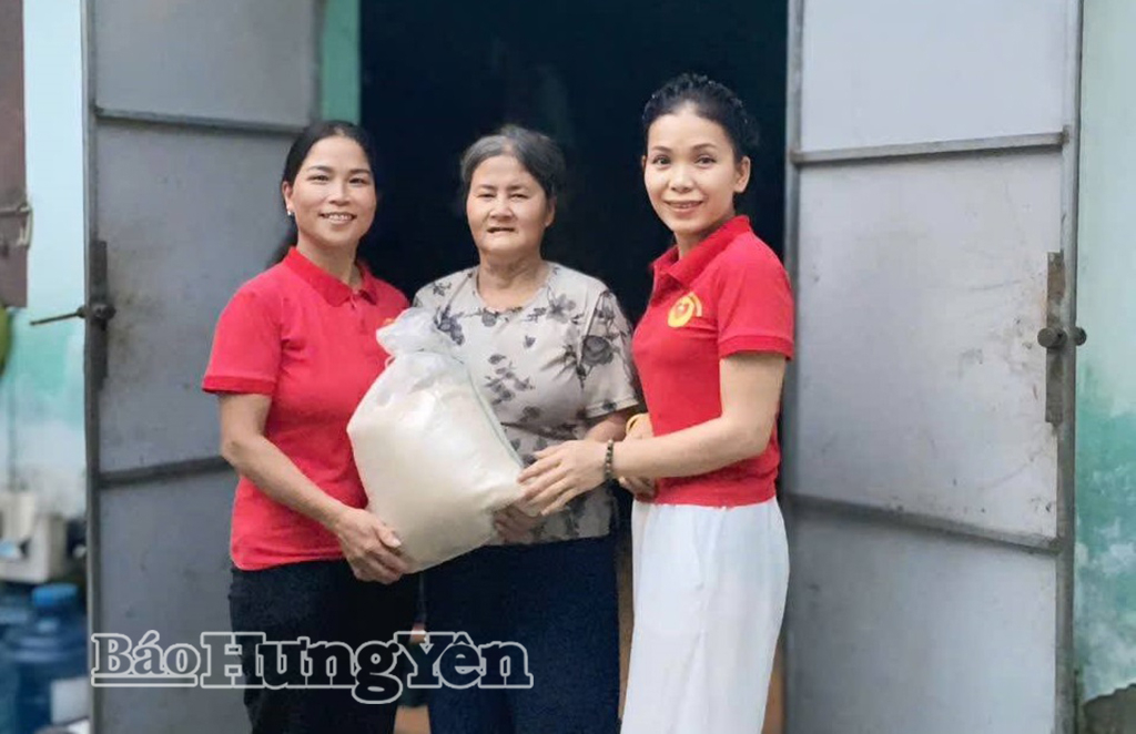 Tấm lòng thơm thảo của Câu lạc bộ hũ gạo tình thương xã Lạc Đạo