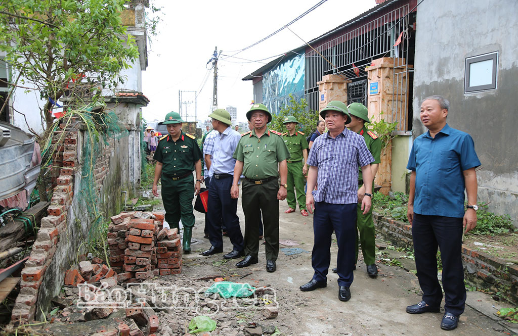 Đồng chí Nguyễn Khắc Thận, Phó Bí thư Tỉnh ủy, Chủ tịch UBND tỉnh kiểm tra công tác khắc phục hậu quả thiên tai