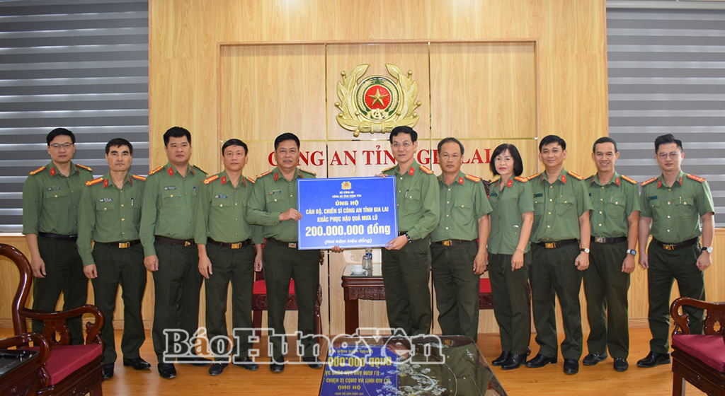 Công an tỉnh Hưng Yên chia sẻ khó khăn với bà con vùng lũ 