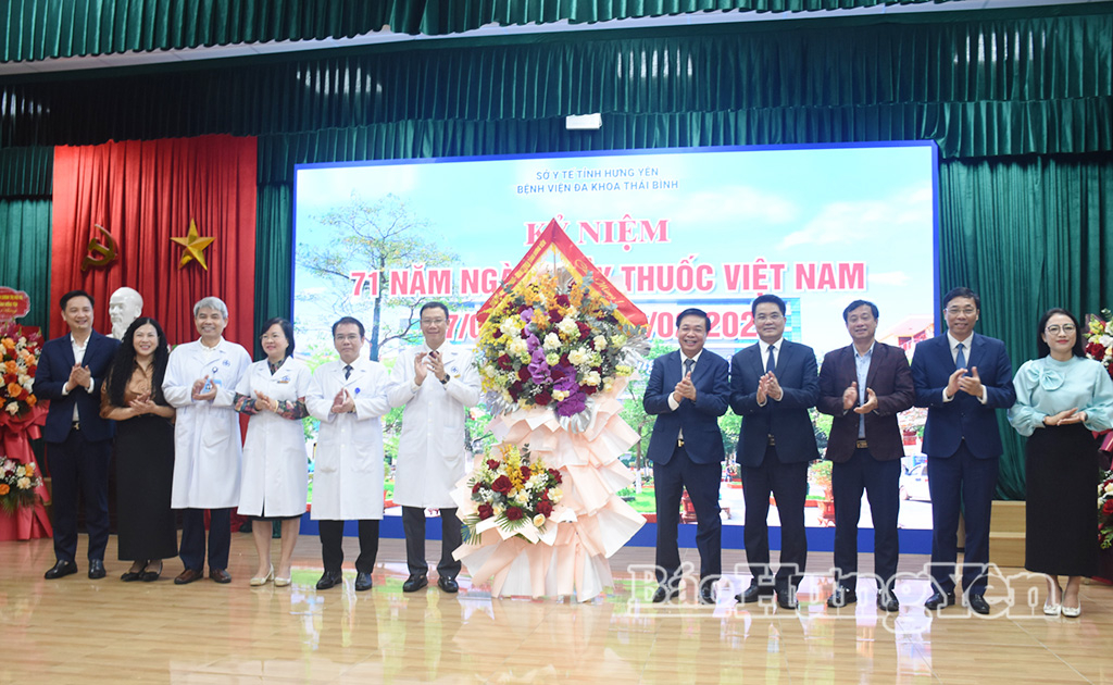 Thăm, chúc mừng Bệnh viện Đa khoa Thái Bình nhân Ngày Thầy thuốc Việt Nam