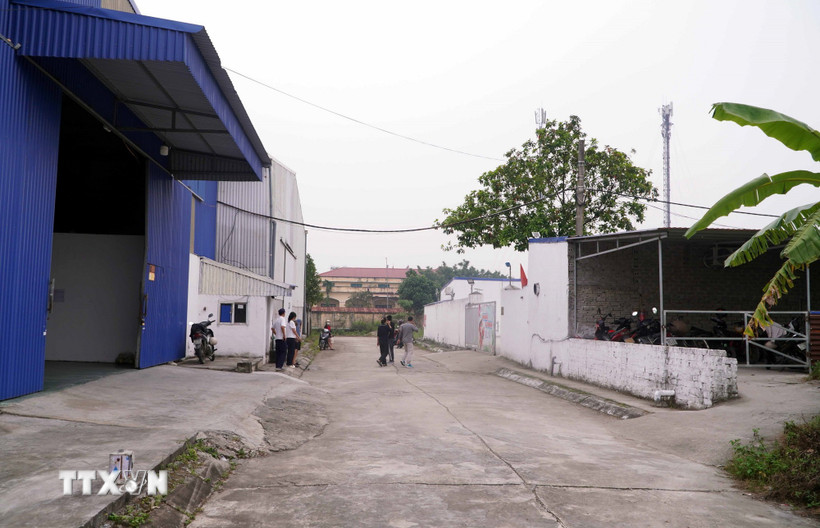 Cương quyết dừng hoạt động của xưởng sản xuất giày giữa khu dân cư ở Hưng Yên
