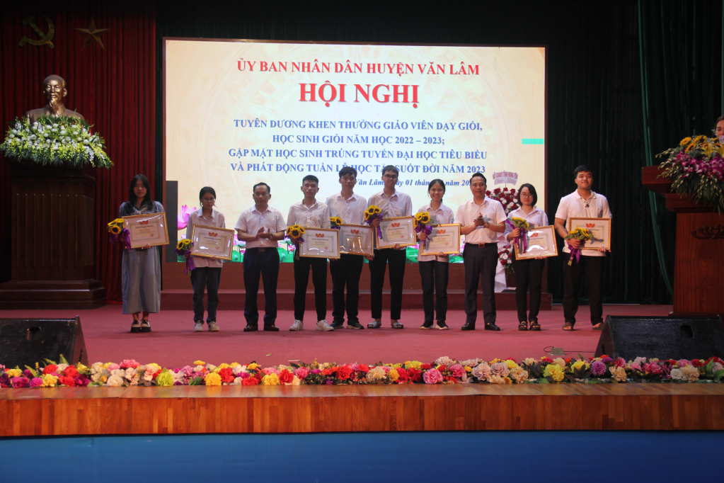 Các huyện Văn Lâm, Phù Cừ: Tuyên dương, khen thưởng giáo viên dạy giỏi, học sinh giỏi năm học 2022-2023 và phát động Tuần lễ hưởng ứng học tập suốt đời năm 2023