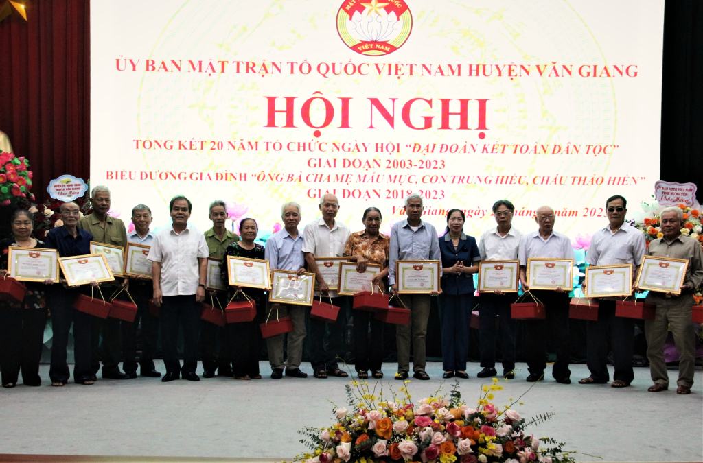 Xây dựng gia đình “Ông bà, cha mẹ mẫu mực, con trung hiếu, cháu thảo hiền”