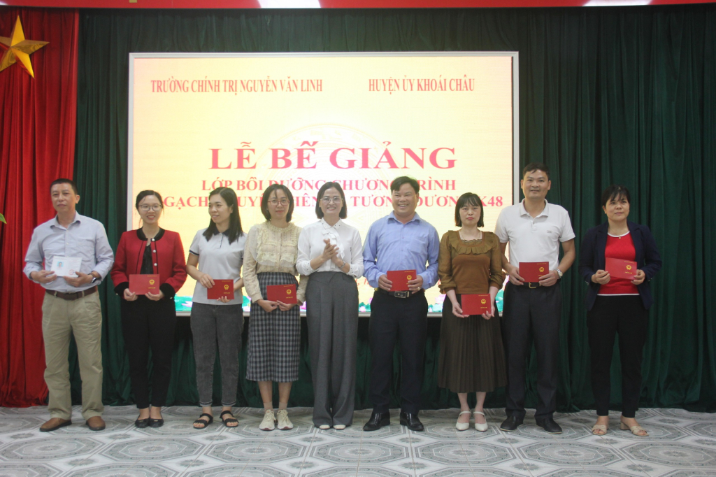 Bế giảng lớp bồi dưỡng chương trình ngạch chuyên viên và tương đương