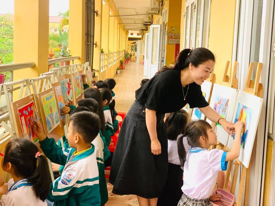 Cô giáo mỹ thuật tạo sân chơi thân thiện cho học sinh