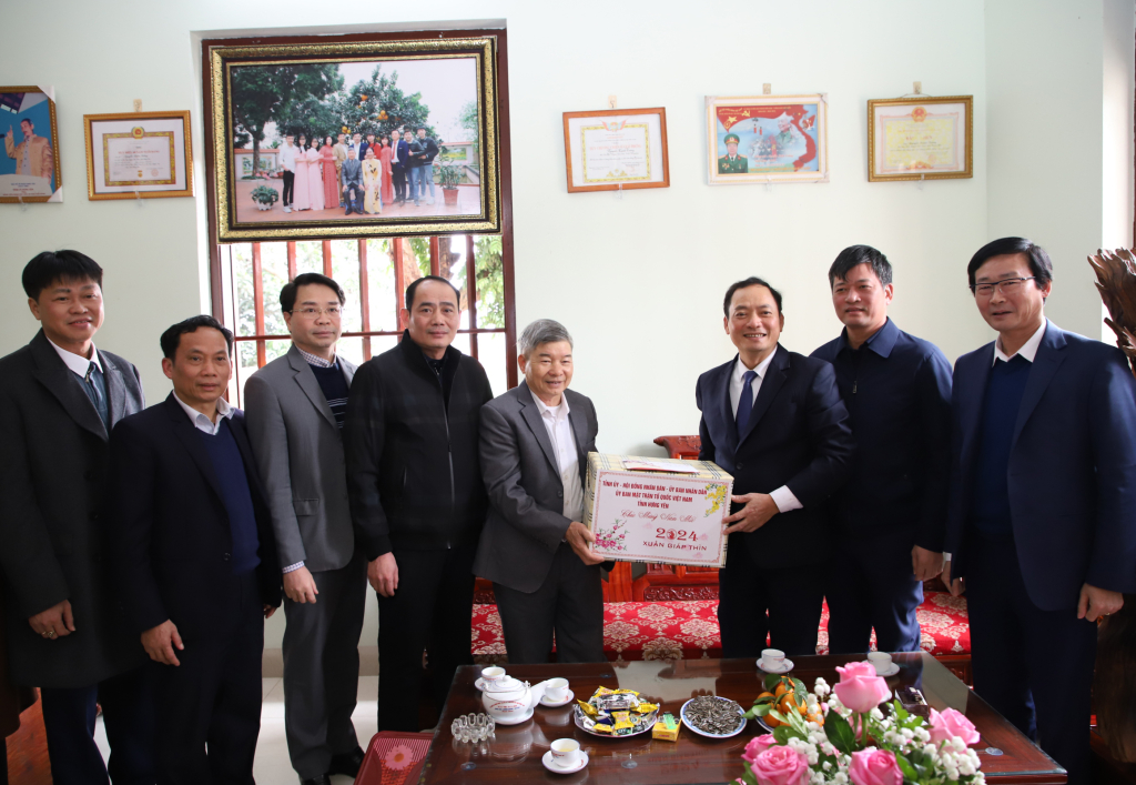 Đồng chí Phó Bí thư Tỉnh ủy, Chủ tịch UBND tỉnh Trần Quốc Văn tặng quà Tết tại huyện Văn Lâm
