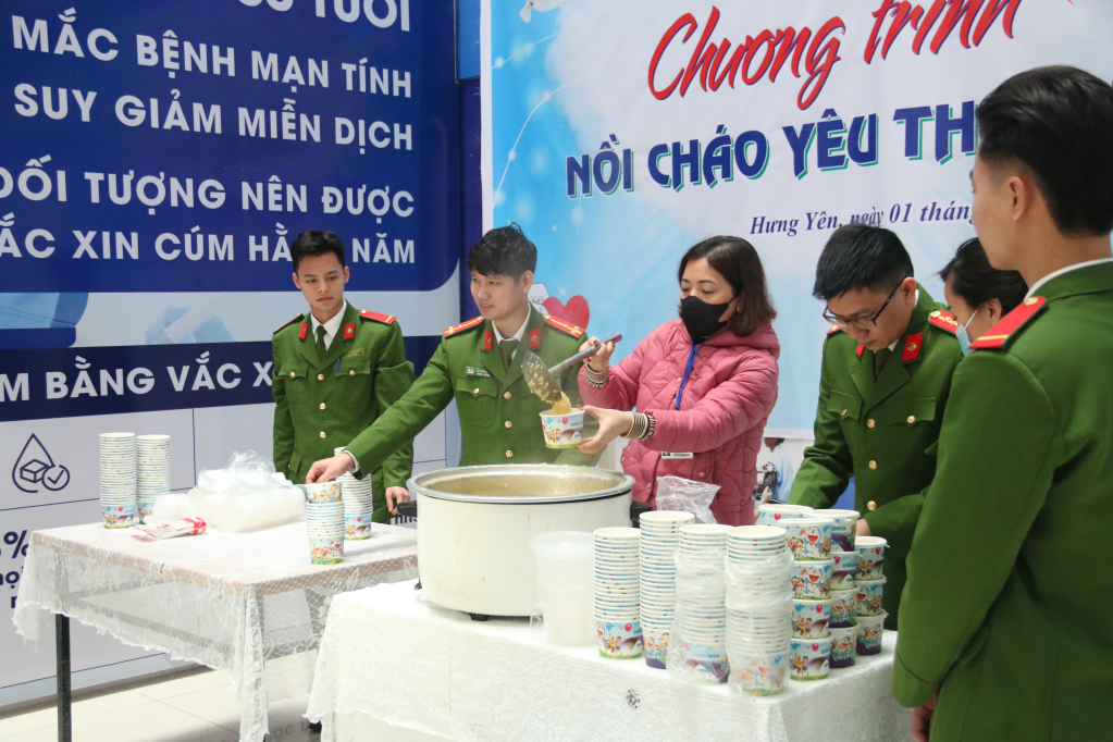 250 suất cháo tặng bệnh nhân tại Bệnh viện Đa khoa Hưng Hà