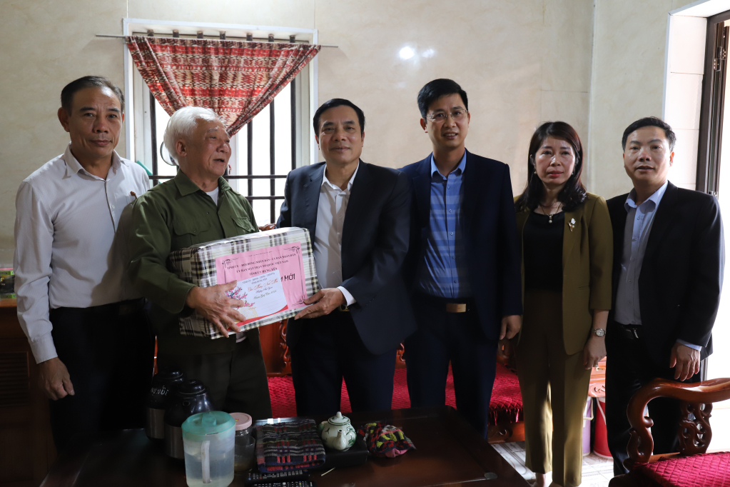 Thăm, tặng quà thương binh, người nhiễm chất độc hóa học, trẻ em khuyết tật tại thành phố Hưng Yên