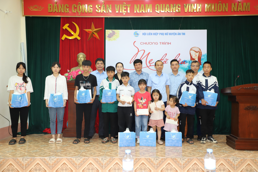 Ân Thi: Trao kinh phí đỡ đầu cho trẻ em mồ côi có hoàn cảnh khó khăn