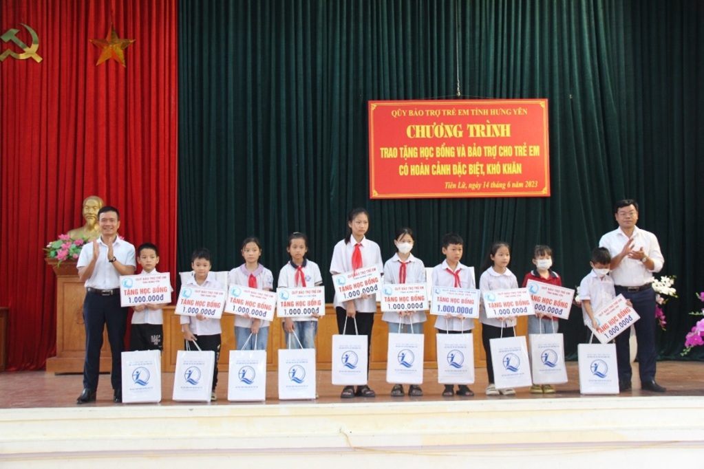 Trao tặng học bổng và bảo trợ cho trẻ em có hoàn cảnh đặc biệt, khó khăn tại huyện Tiên Lữ và Kim Động