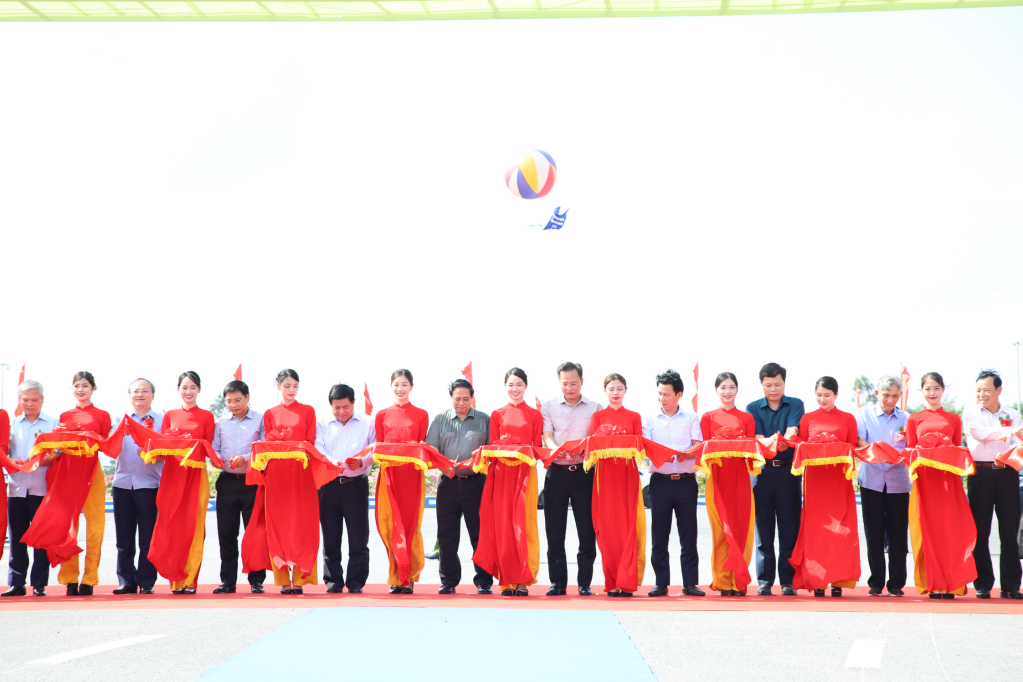 Thủ tướng Chính phủ Phạm Minh Chính dự Lễ khánh thành Dự án tuyến đường bộ nối đường cao tốc Hà Nội-Hải Phòng với đường cao tốc Cầu Giẽ-Ninh Bình (GĐ2); dự Lễ khởi công Dự án đường Tân Phúc-Võng Phan