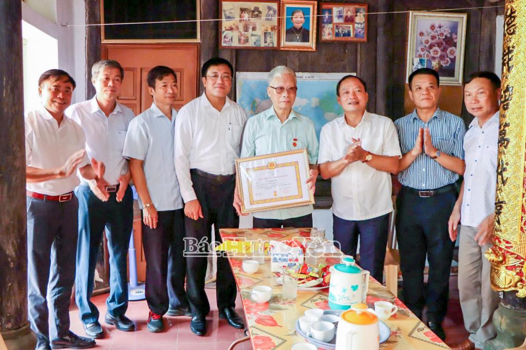 Đồng chí Phó Bí thư Tỉnh ủy, Chủ tịch HĐND tỉnh Trần Quốc Văn trao Huy hiệu 75 năm tuổi Đảng tại xã Bắc Thái Ninh