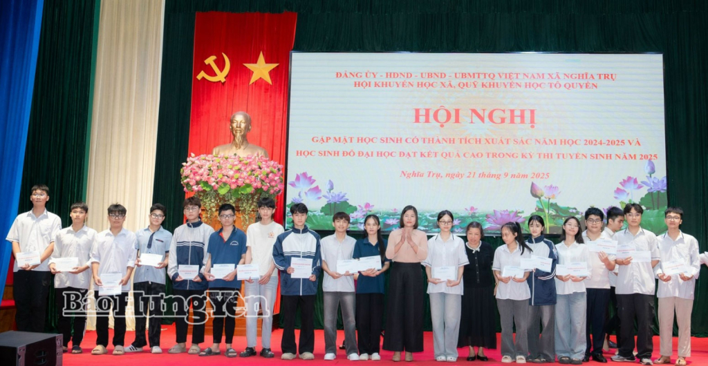 Xã Nghĩa Trụ: Tuyên dương, trao thưởng cho 131 học sinh có thành tích xuất sắc năm học 2024 - 2025