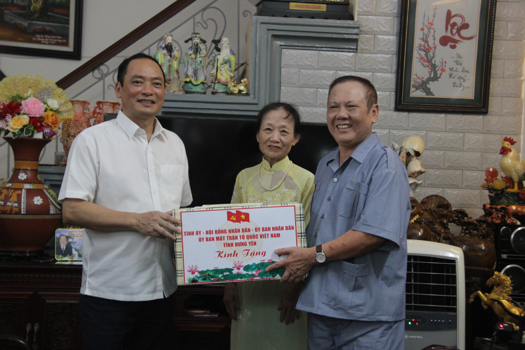 Chủ tịch UBND tỉnh Trần Quốc Văn thăm, tặng quà người có công với cách mạng trên địa bàn thành phố Hưng Yên