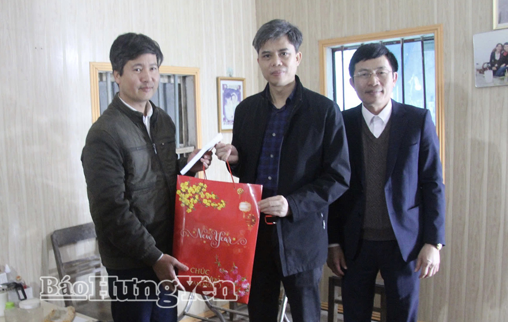 Đồng chí Trưởng ban Tuyên giáo và Dân vận Tỉnh ủy trao Huy hiệu Đảng cho 3 đảng viên tại xã Hưng Hà