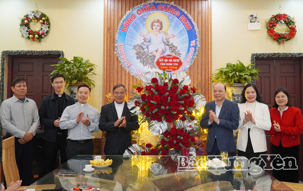 Các đồng chí lãnh đạo tỉnh chúc mừng và tặng quà các giáo xứ nhân dịp lễ Giáng sinh năm 2025