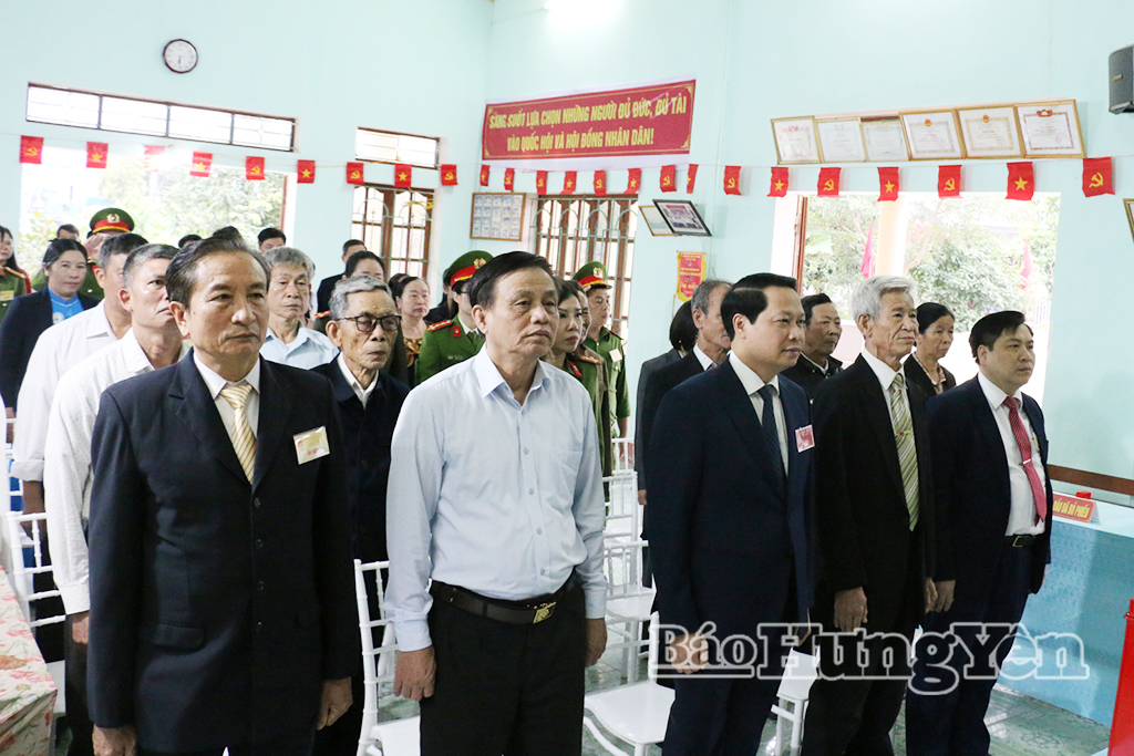 Đồng chí Trưởng ban Nội chính Tỉnh ủy dự lễ khai mạc bầu cử tại khu vực bỏ phiếu số 16, xã Tân Thuận