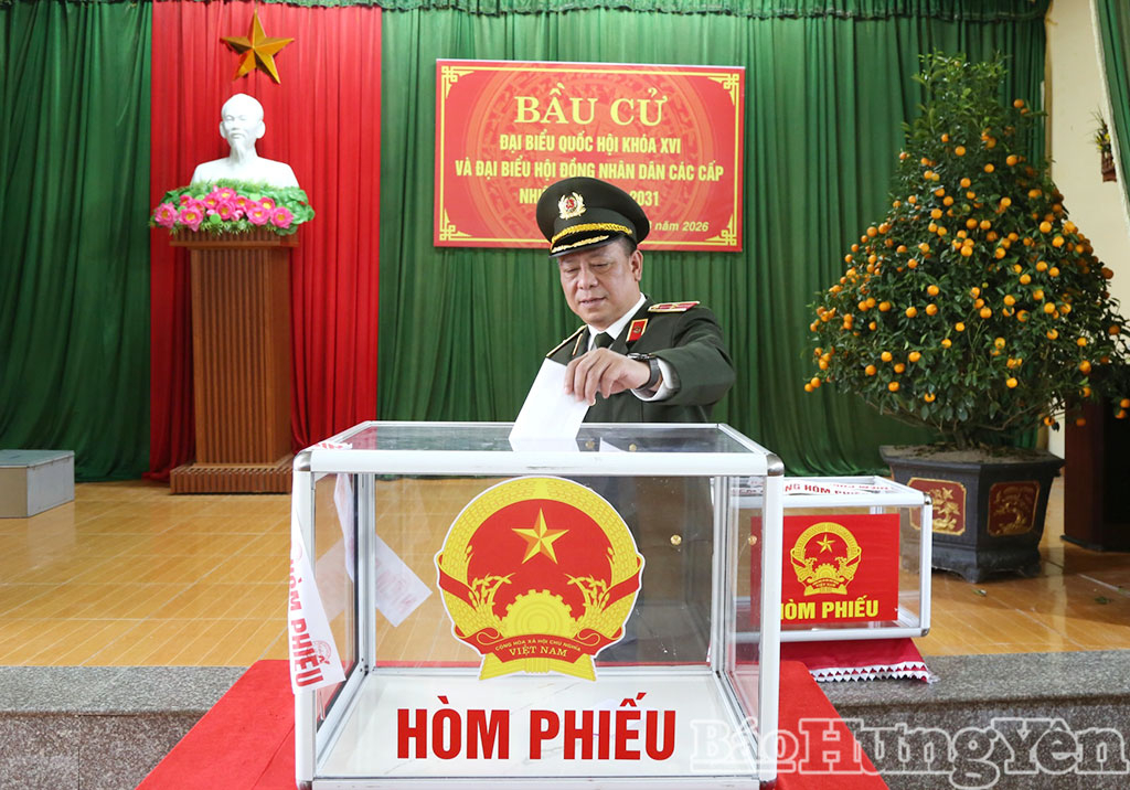 Thiếu tướng Trần Xuân Ánh, Giám đốc Công an tỉnh dự lễ khai mạc bầu cử tại phường Vũ Phúc