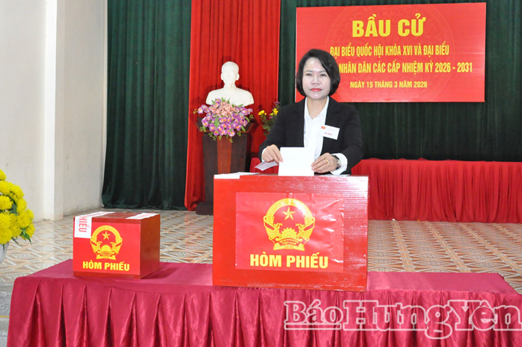 Đồng chí Quách Thị Hương, Hiệu trưởng Trường Chính trị Nguyễn Văn Linh dự khai mạc và bỏ phiếu tại phường Phố Hiến