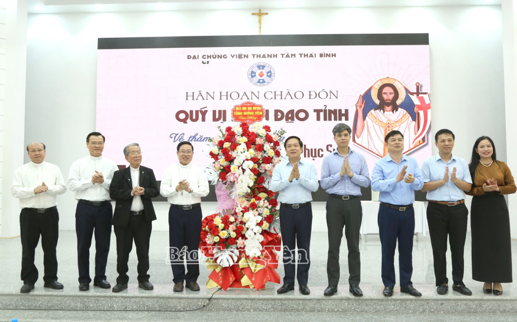 Đồng chí Phạm Quang Ngọc, Ủy viên Ban Chấp hành Trung ương Đảng, Phó Bí thư Tỉnh ủy, Chủ tịch UBND tỉnh chúc mừng Tòa Giám mục Giáo phận Thái Bình nhân dịp đại lễ Phục sinh năm 2026