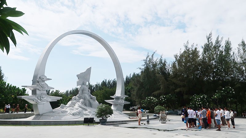 Tháng Bảy bên tượng đài “Những người nằm lại phía chân trời”