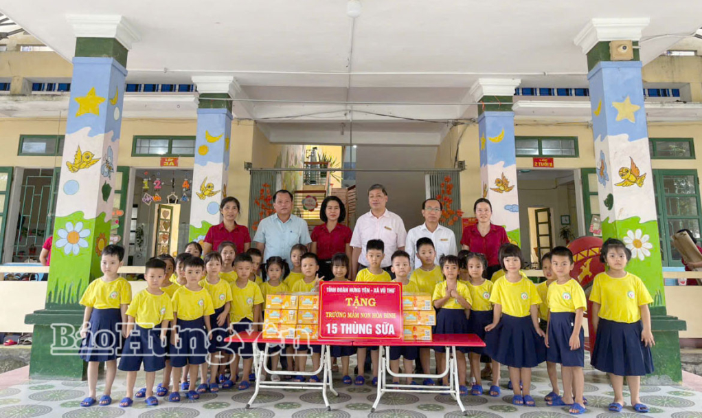 Trao tặng 100 thùng sữa cho 6 trường mầm non ở xã Vũ Thư