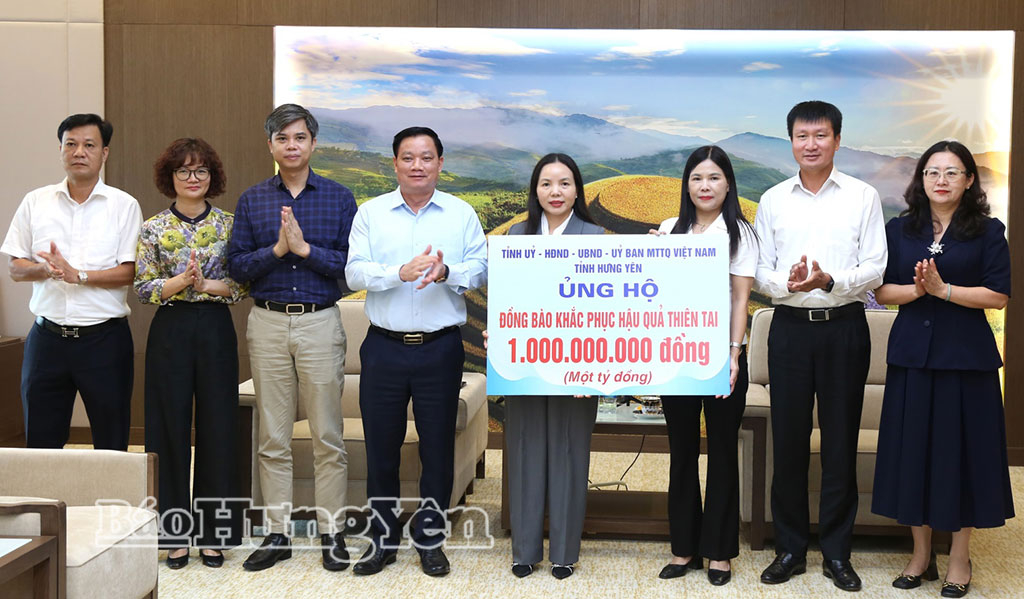 Đoàn công tác của tỉnh Hưng Yên trao kinh phí hỗ trợ đồng bào tỉnh Lào Cai bị thiệt hại do thiên tai