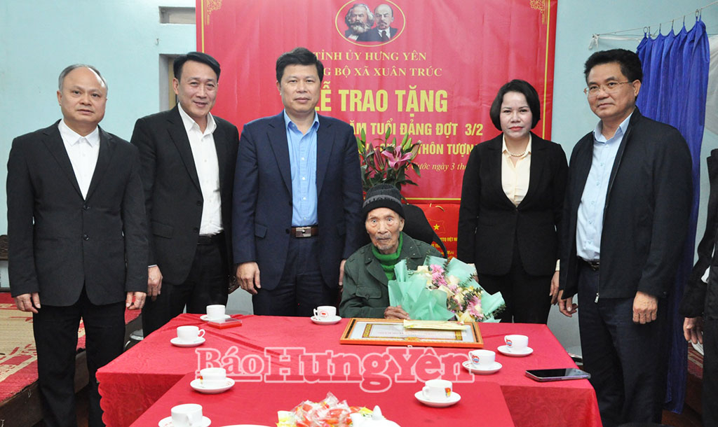 Đồng chí Trần Quốc Toản, Phó Bí thư Thường trực Tỉnh ủy, Chủ tịch Ủy ban MTTQ Việt Nam tỉnh trao Huy hiệu Đảng và tặng quà Tết