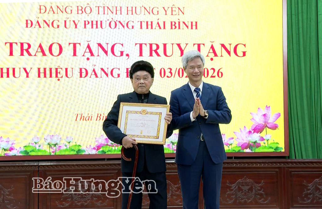 Trao Huy hiệu Đảng tặng các đảng viên đợt 3/2