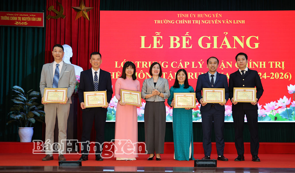 Bế giảng lớp trung cấp lý luận chính trị hệ không tập trung