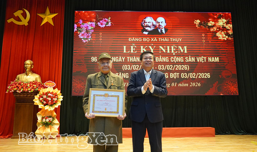 Trao Huy hiệu Đảng tặng các đảng viên